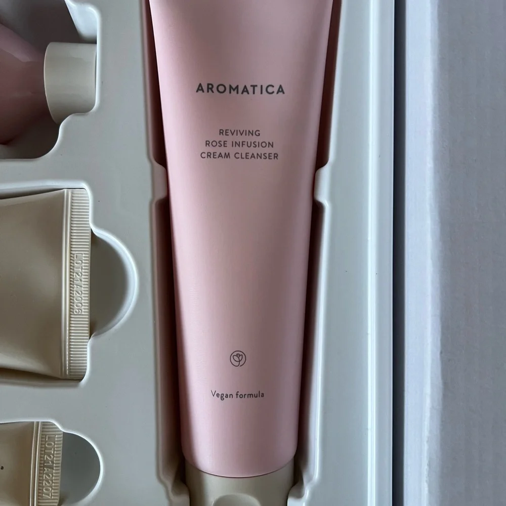 Aromatica Skincare Gift Set with Tote - Picture 6 of 10